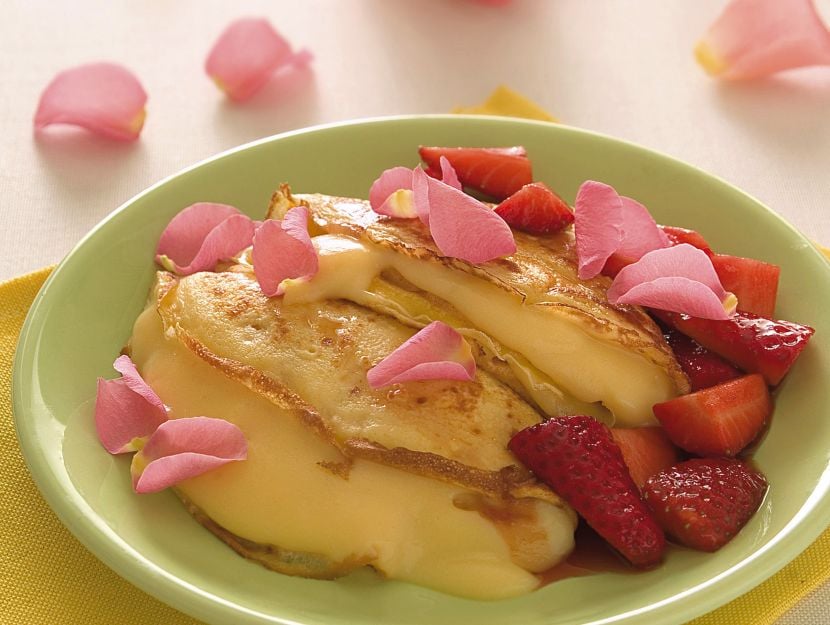 crespelle-alla-crema-di-rose-con-fragole-alla-malvasia preparazione