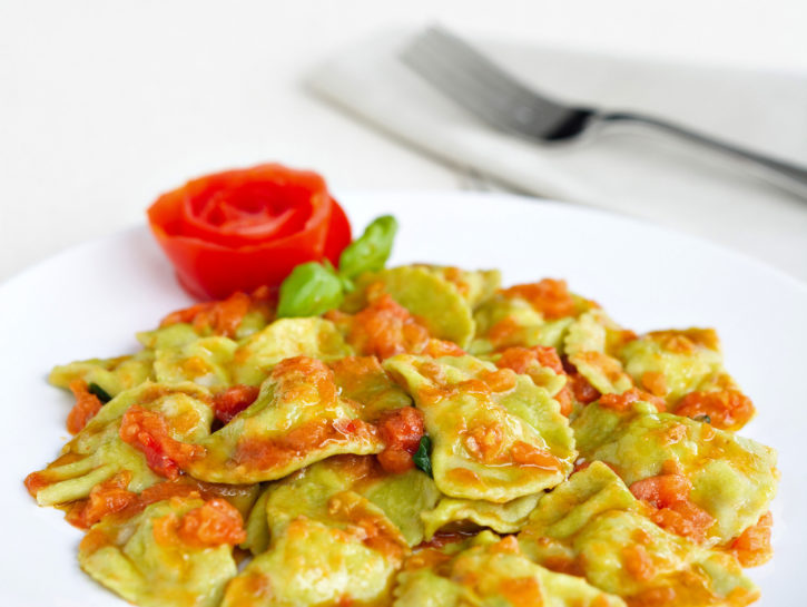 Pansotti di gamberi e zucchine al pomodoro