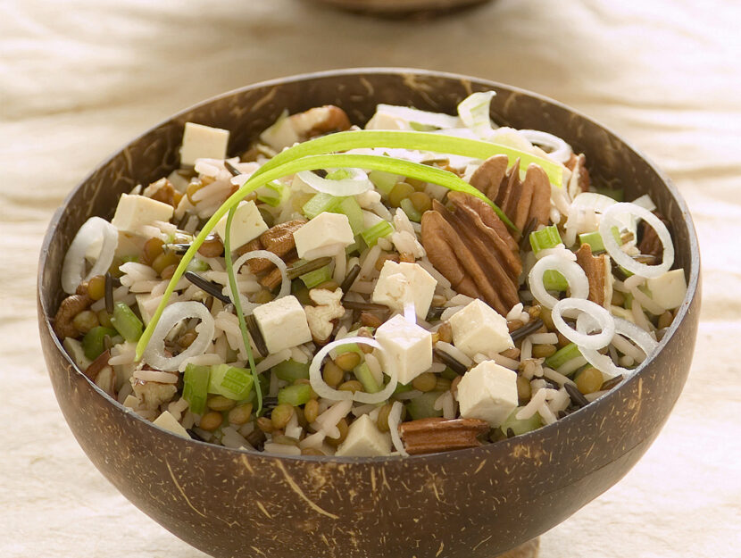 Insalata di riso, lenticchie e tofu