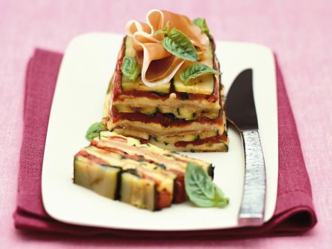 Parmigiana di zucchine con mozzarella e basilico