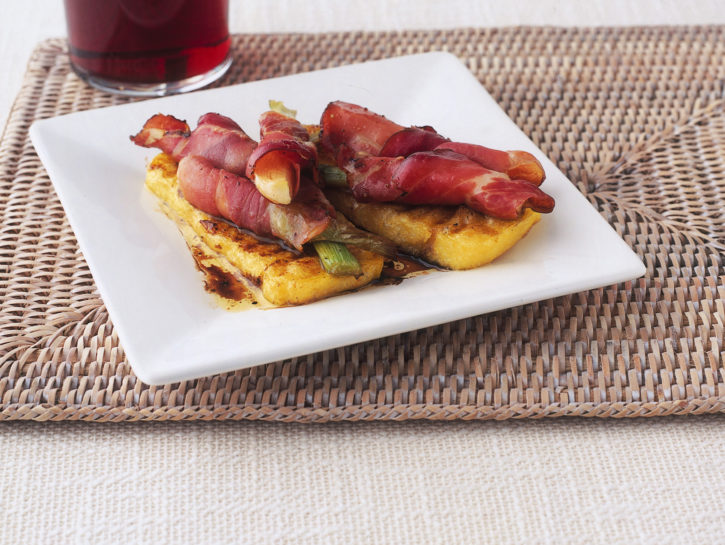 Crostoni di polenta con cipollotti, speck e aceto balsamico