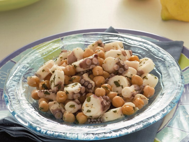 Insalata di polpo e ceci al sapore di santoreggia