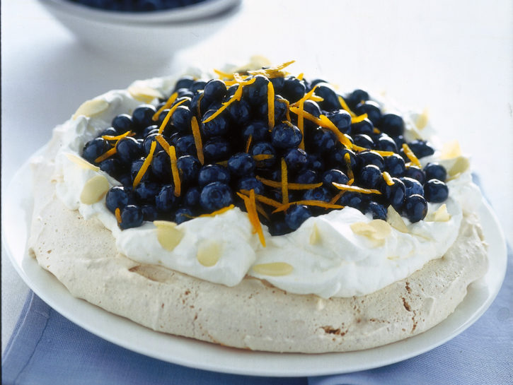 Pavlova ripiena di mirtilli