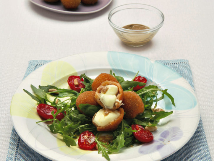 Rucola selvatica, pomodorini e mozzarelline fritte