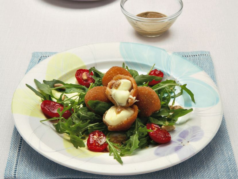 rucola-selvatica-pomodorini-e-mozzarelline-fritte preparazione