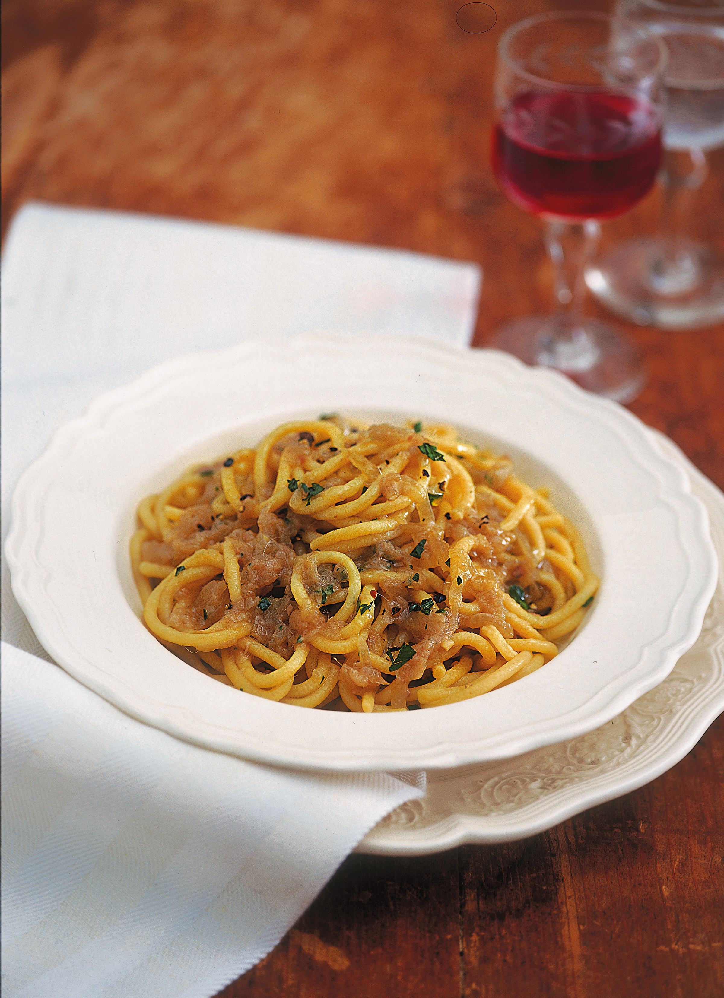 Ricetta Bigoli in salsa di cipolle e acciughe - Donna Moderna
