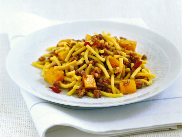 Gramigna condita con sugo di salsiccia e zucca