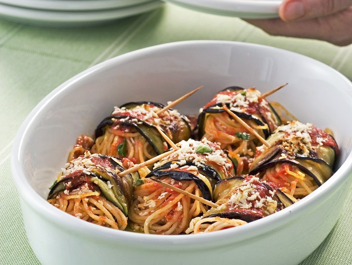 Involtini di melanzane e spaghetti al pomodoro e basilico