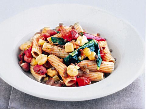 Pasta di orzo con legumi misti e cicorietta