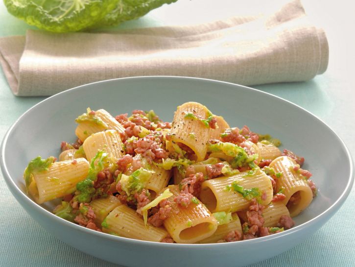 Mezze maniche con verza e salsiccia