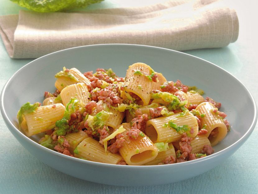 mezze-maniche-con-verza-e-salsiccia