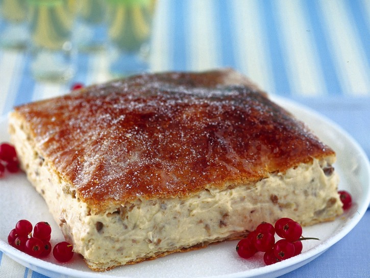 Millefoglie caramellata con datteri al Vin Santo