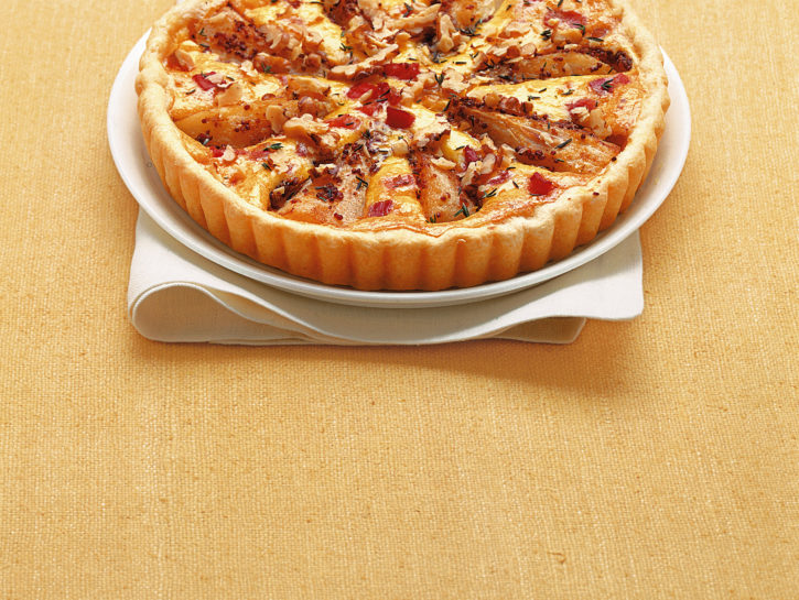 Quiche di brisée alle pere e parmigiano con le noci