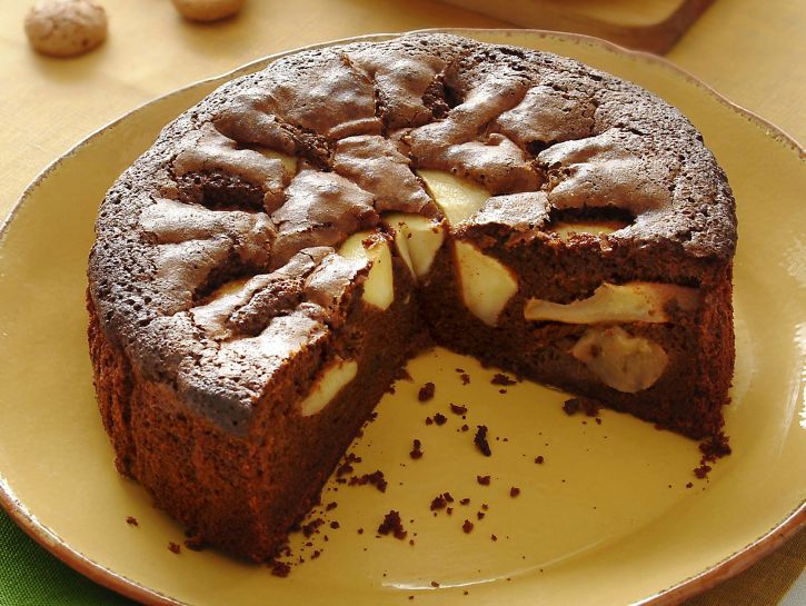 torta-soffice-di-mele-e-cioccolato-con-amaretti preparazione