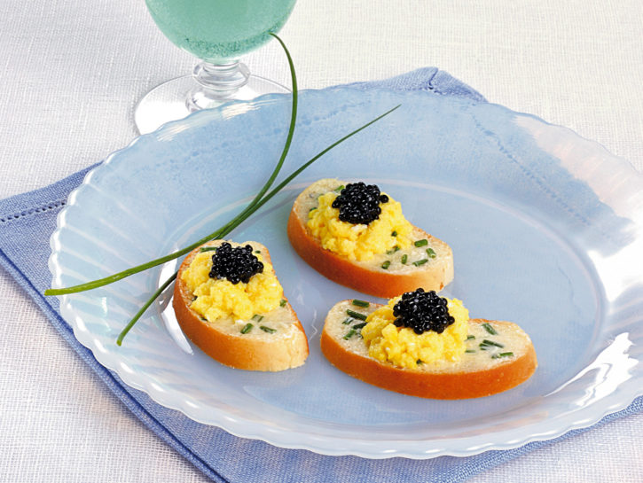 Crostini con uovo e caviale