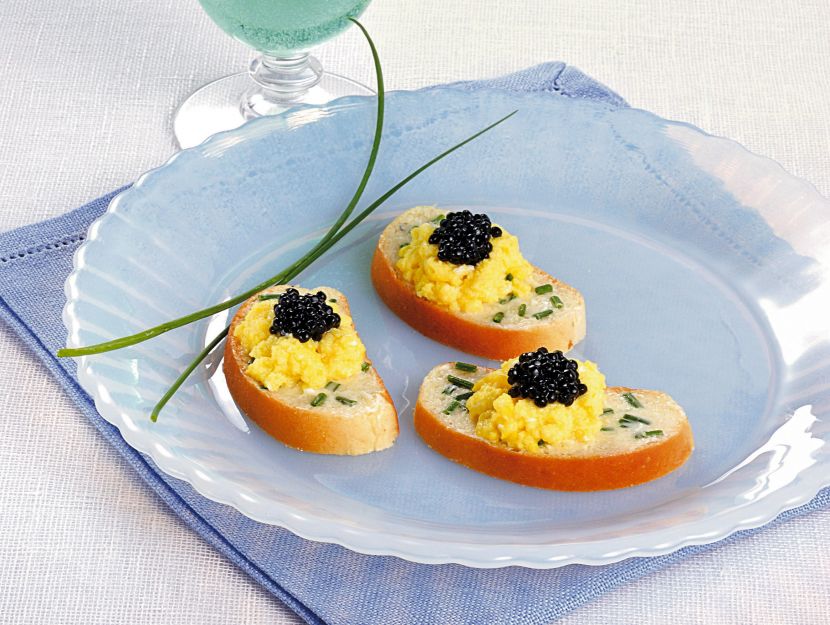 crostini-con-uovo-e-caviale