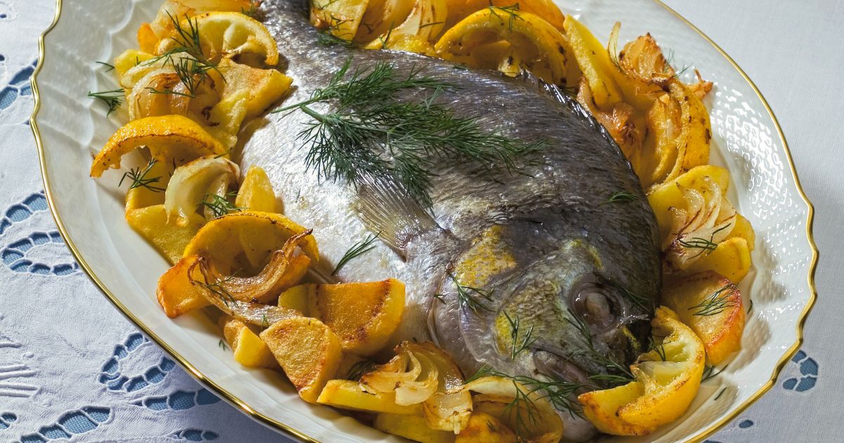 Ricetta Orata Al Forno Con Patate Cipolle E Limoni Donna Moderna