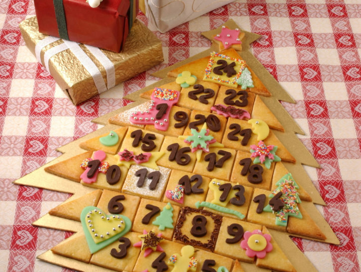 Un abete tutto da mangiare di biscotti di pasta frolla e marzapane