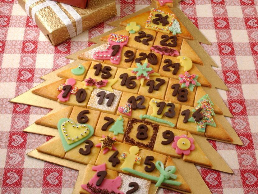 un-abete-tutto-da-mangiare-di-biscotti-di-pasta-frolla-e-marzapane preparazione