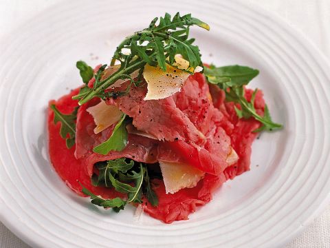 Carpaccio di vitello con rucola e grana