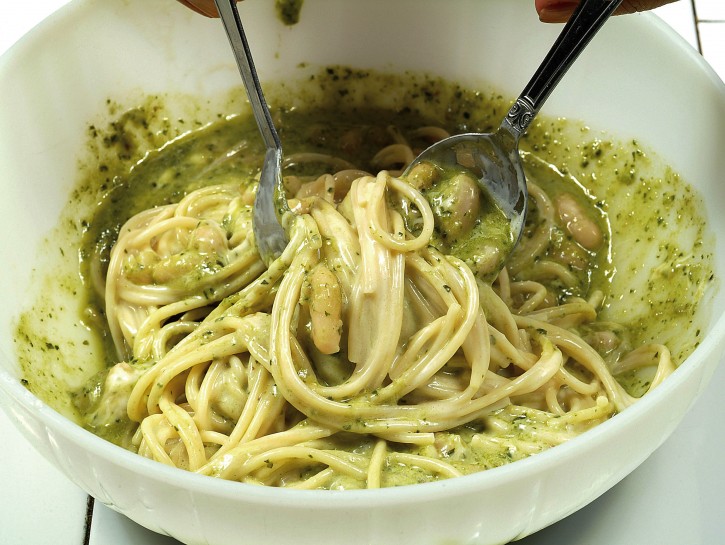 Spaghetti al pesto con cannellini