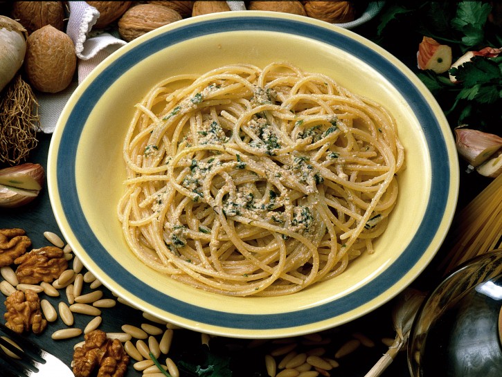Spaghetti al sugo di noci e pinoli