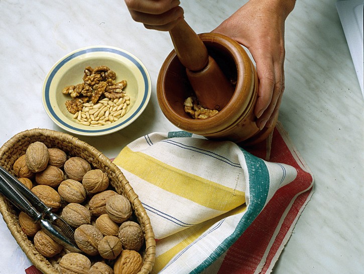 Ricetta Spaghetti al sugo di noci e pinoli Donna Moderna