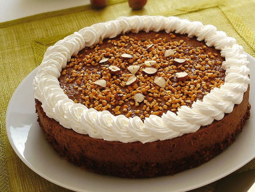 torta-di-mousse-di-gianduja-con-nocciole-e-rum preparazione