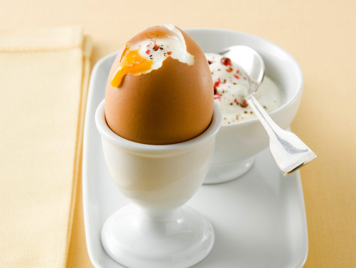 Uova alla coque con crema di feta
