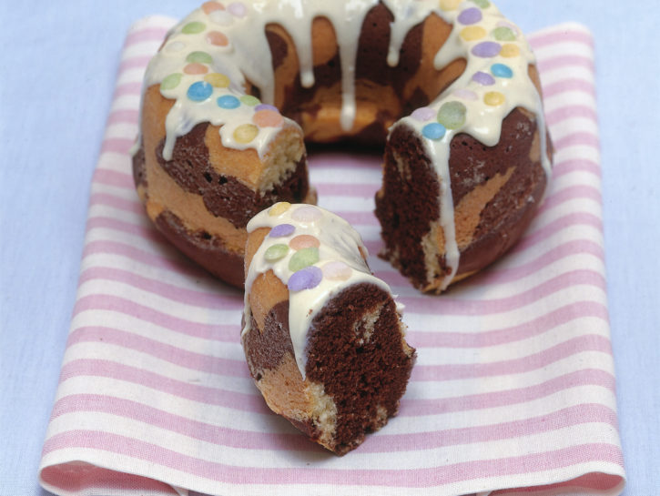 Ciambella variegata al latte e cioccolato