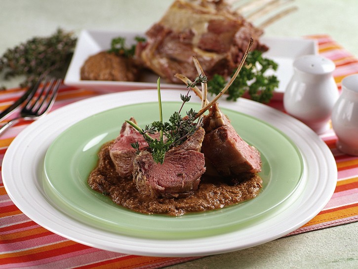 Ricetta Carré di agnello in salsa alle erbe - Donna Moderna
