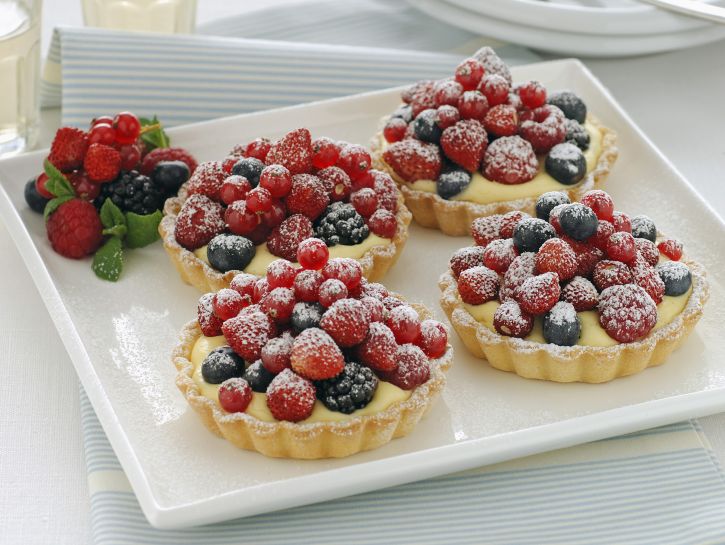 crostatine-alla-frutta-con-crema-chantilly immagine