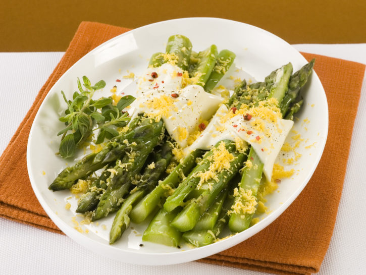 Mazzetti di asparagi mimosa