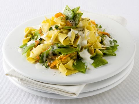 Pappardelle cremose con taccole e fiori di zucca