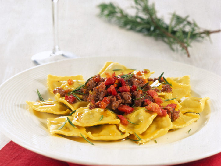 Ravioli al sughetto di salsiccia, pancetta vino rosso e rosmarino