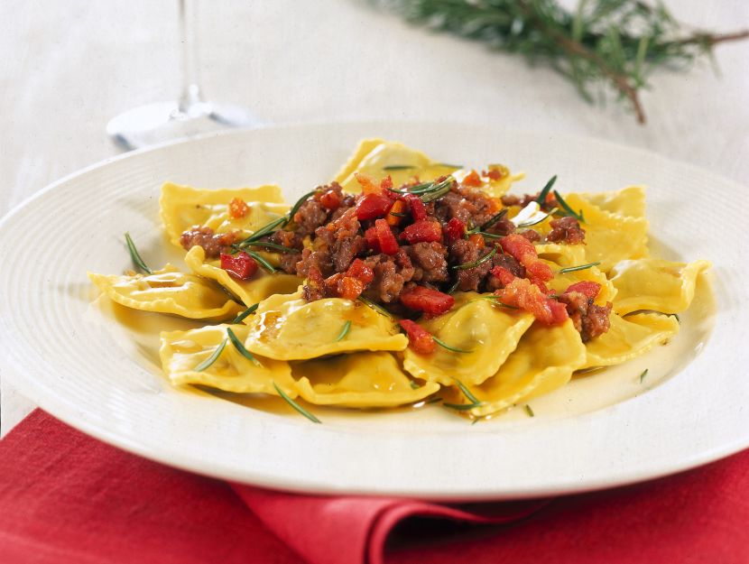 ravioli-al-sughetto-di-salsiccia-pancetta-vino-rosso-e-rosmarino