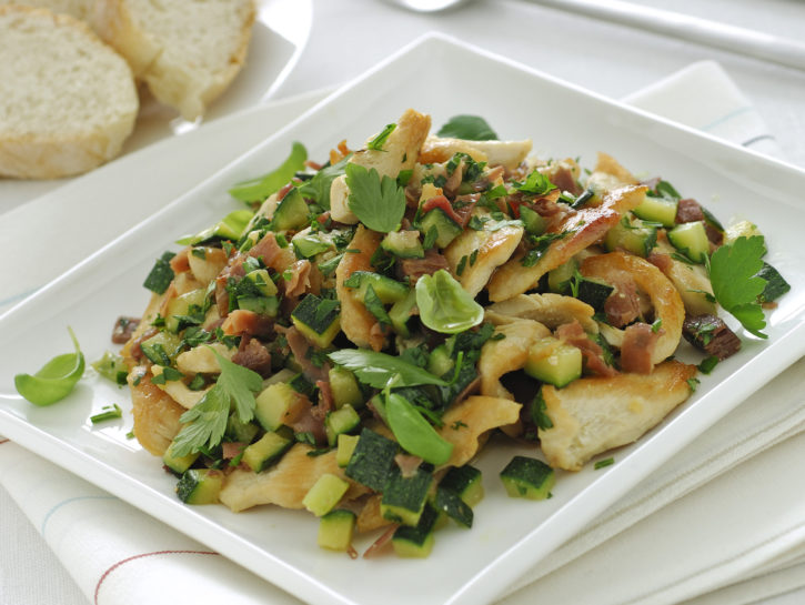Straccetti di pollo con crudo e zucchine
