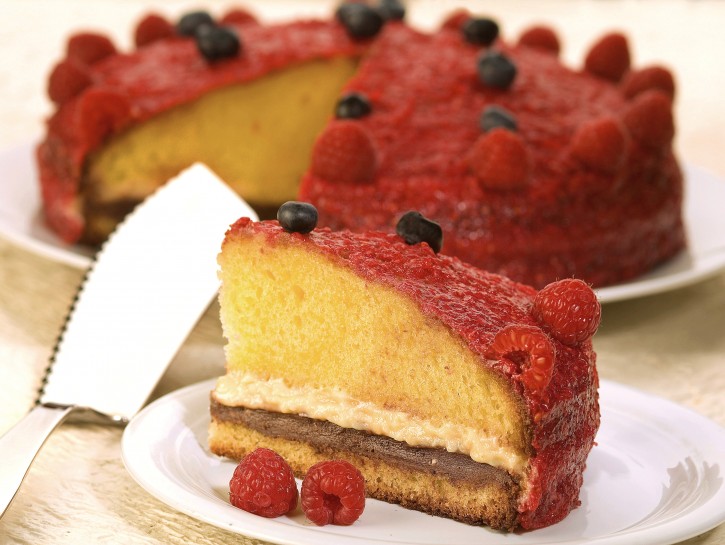 Torta farcita con glassa di lamponi