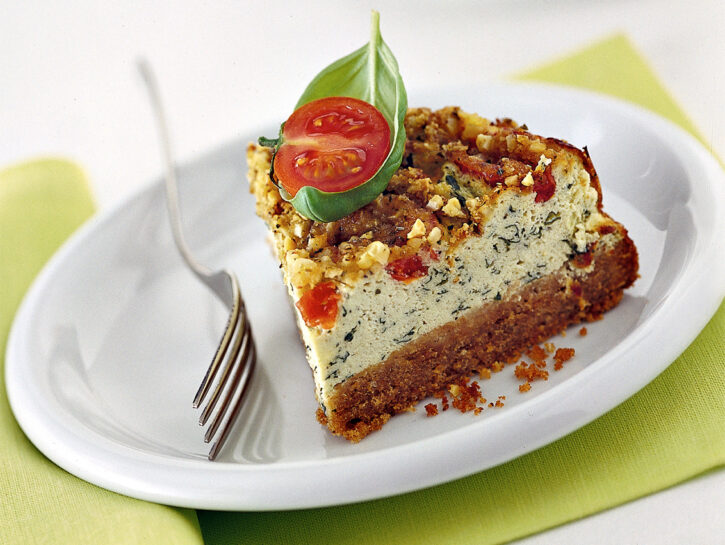 Torta alla crema di basilico con pomodori