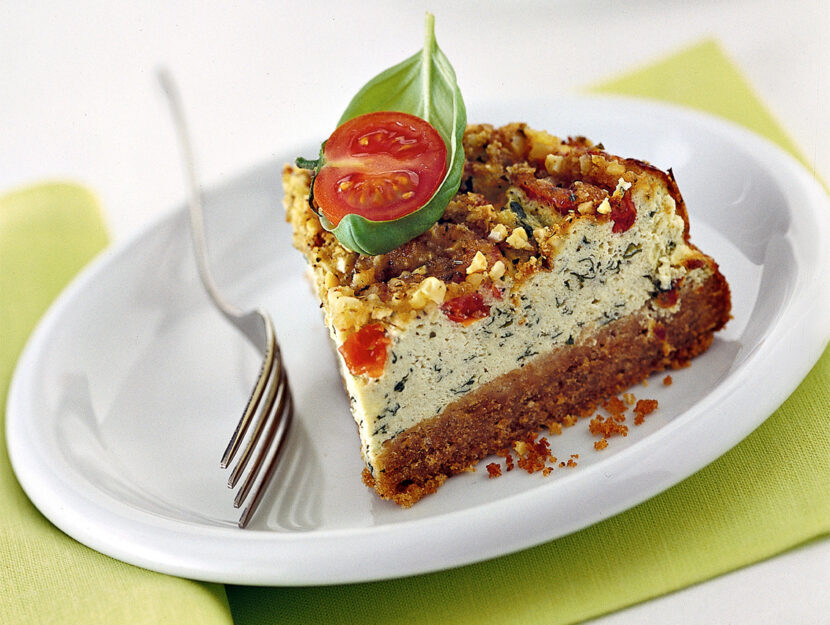 Torta alla crema di basilico con pomodori