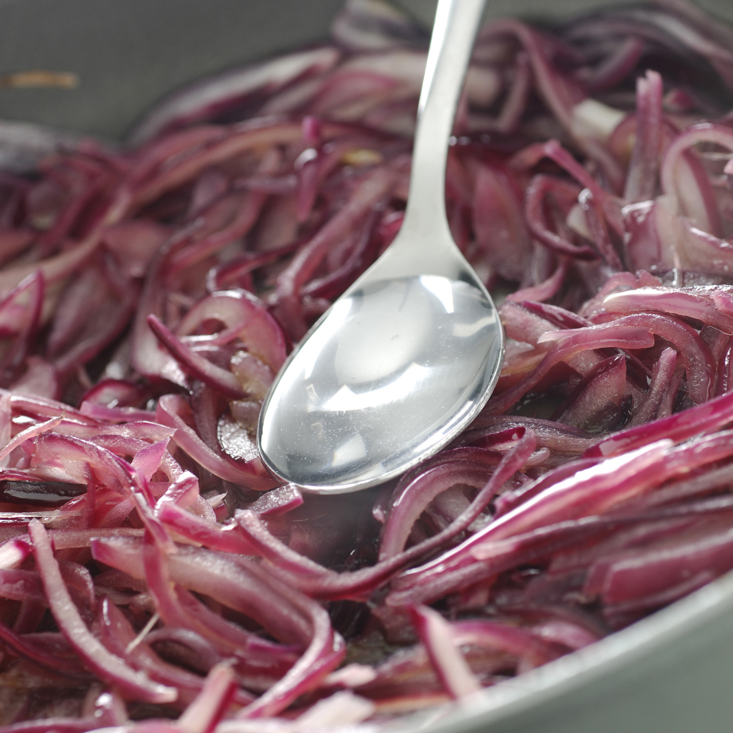 Ricetta Maccheroni con tonno e cipolle di Tropea - Donna ...