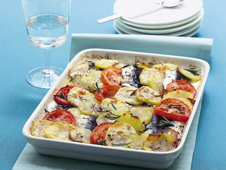 Tortiera di patate, sarde e pomodori