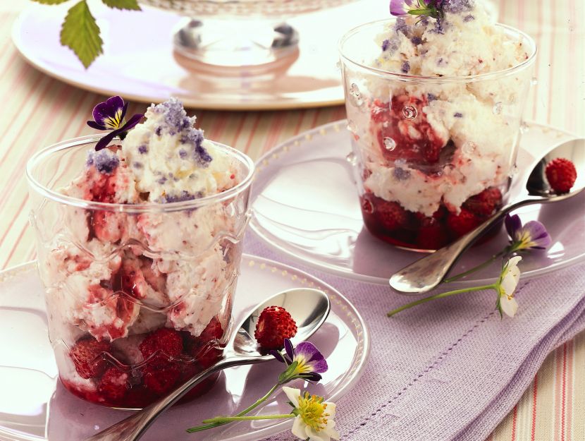 mousse-di-fragoline-di-bosco-e-viole