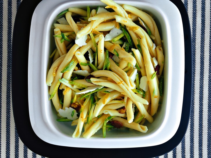 Pasta fredda con zucchine, limone e pecorino