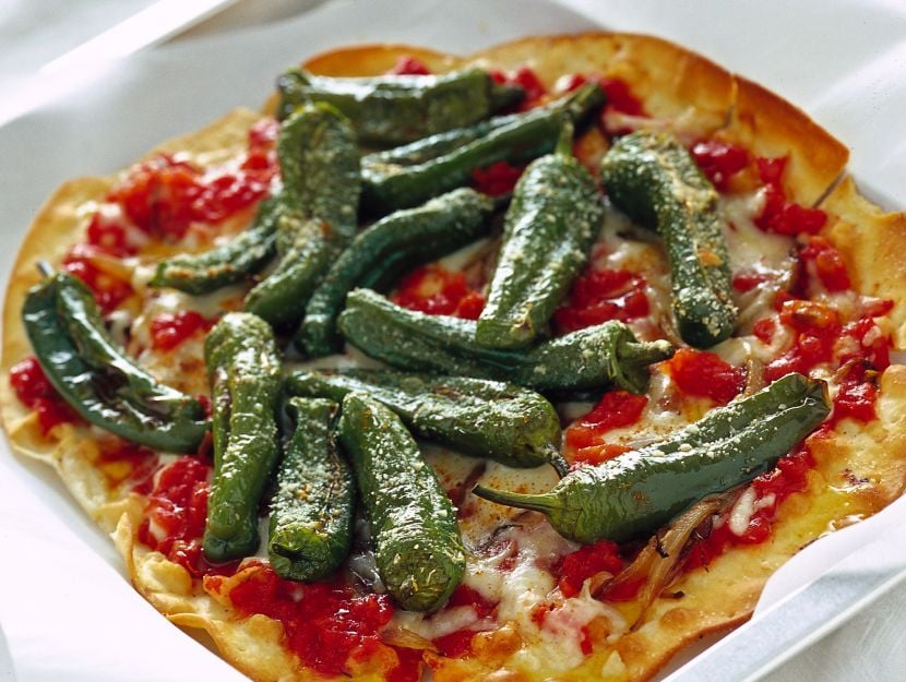 pizzette-con-peperoncini-verdi-e-scamorza