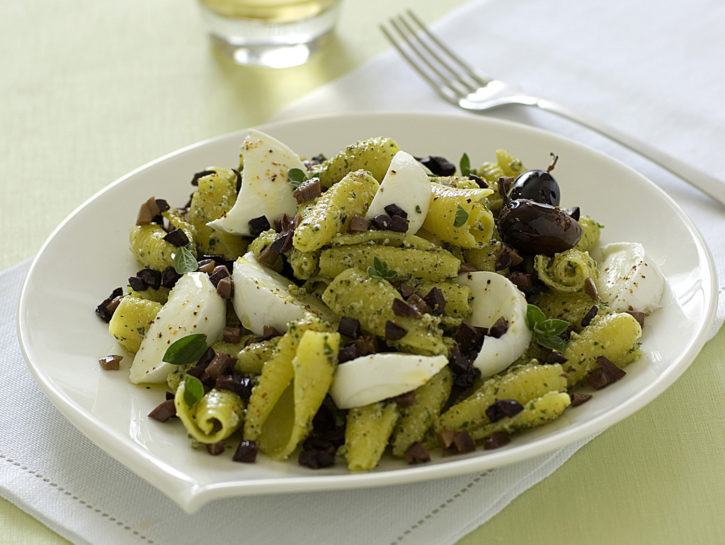 Pasta con pesto di noci e mozzarella