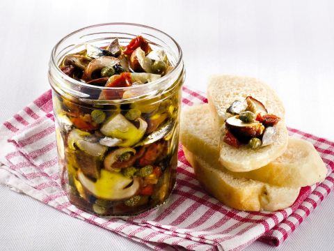 Porcini alla pizzaiola con capperi e acciughe