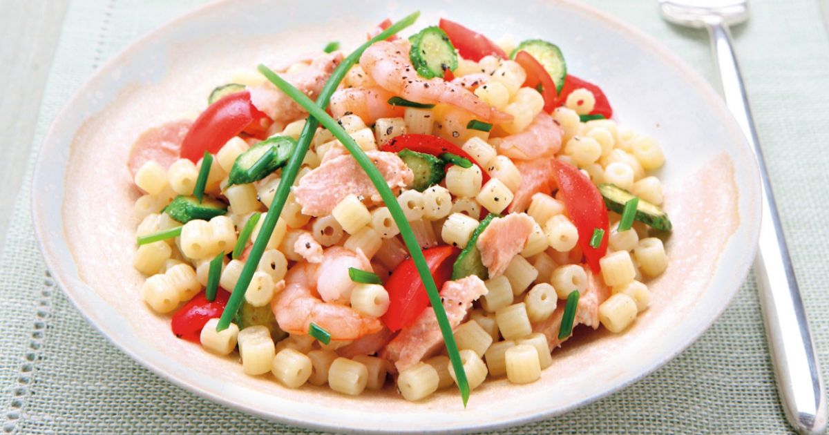 Ricetta Insalata di pasta con salmone, gamberi e zucchine - Donna Moderna