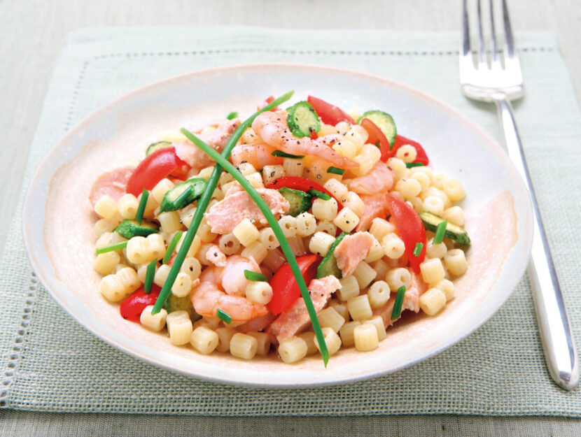 Insalata di pasta con salmone, gamberi e zucchine