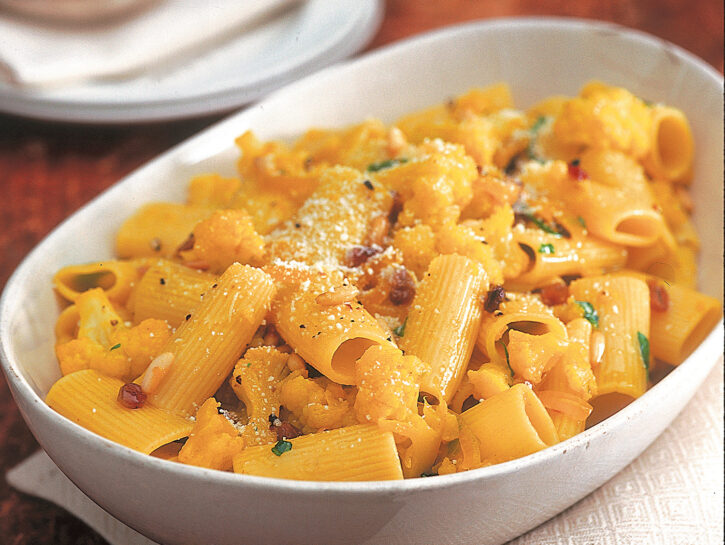 Pasta con i broccoli e l'uvetta